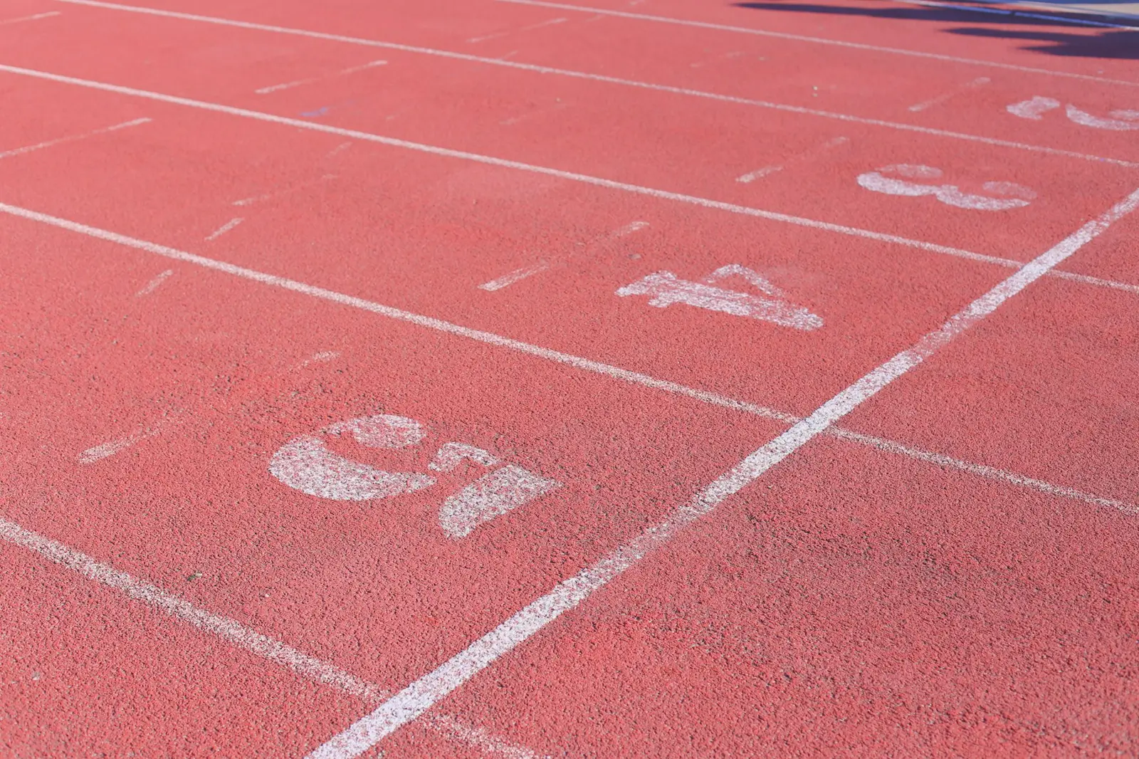 Piste d'athletisme vide avec couloirs numerotes, illustration calendrier des courses Hyrox France - actu TraxRace